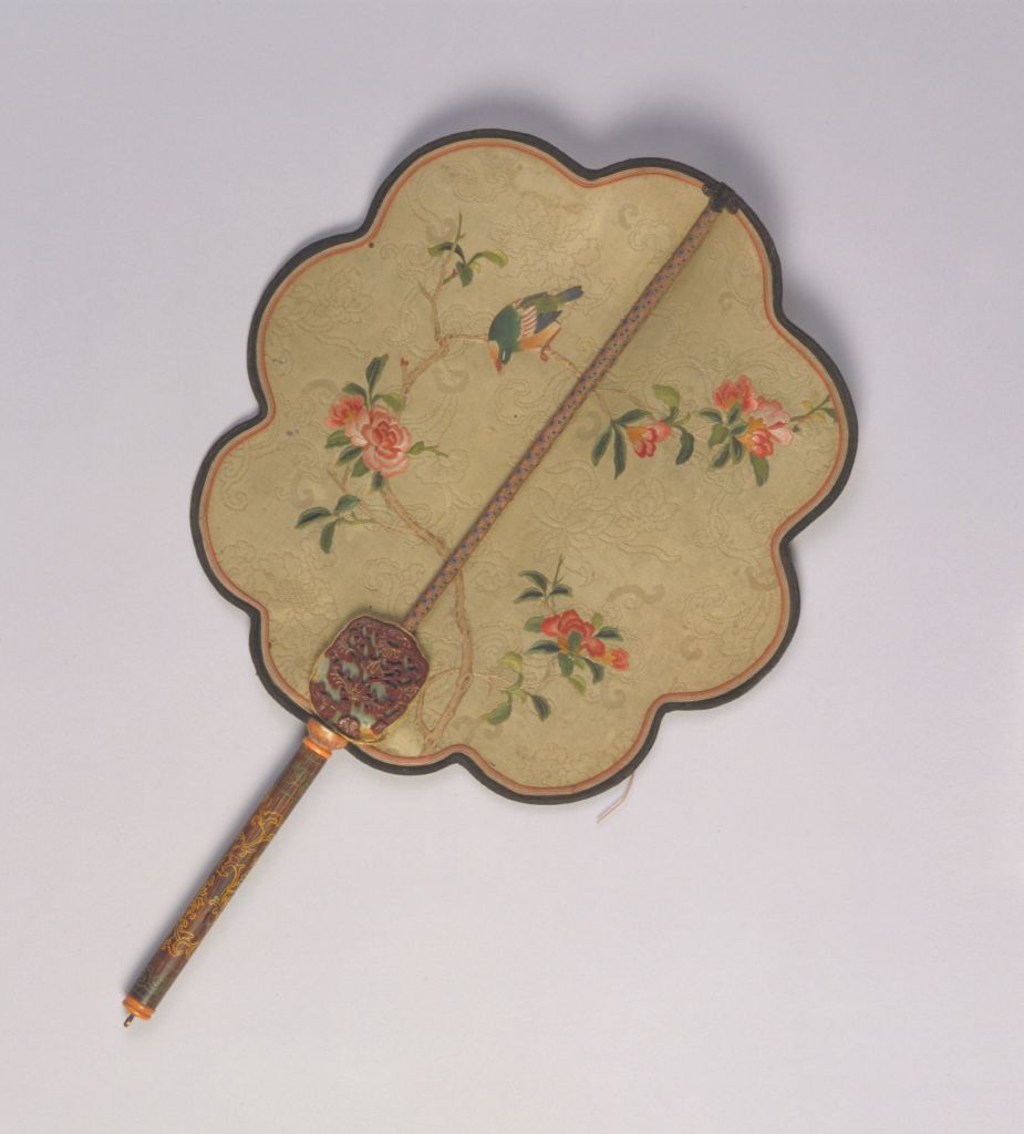 图片[1]-Bamboo handle yarn ground pile satin embroidered flower and bird pomegranate fan-China Archive